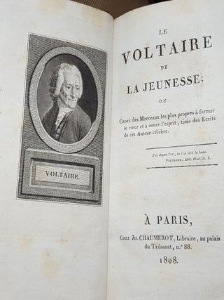 LE VOLTAIRE DE LA JEUNESSE Ou Choix des morceaux les plus propres a former le coeur et a orner l'esprit tires des Ecrits de cet Auteur celebre.